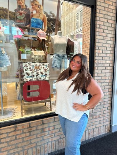 Brooklyn Harrington posing in front of the Buckle entry sign