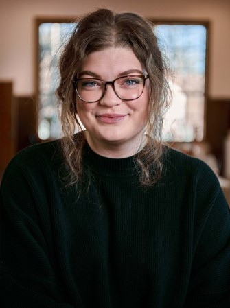 Elaine Macek Headshot