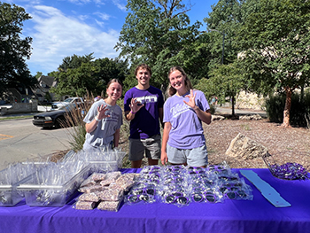 Student Ambassadors welcome new students with cookies and swag